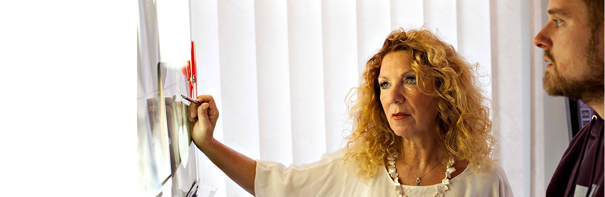Carola Fischer im Gespräch mit einem Patienten